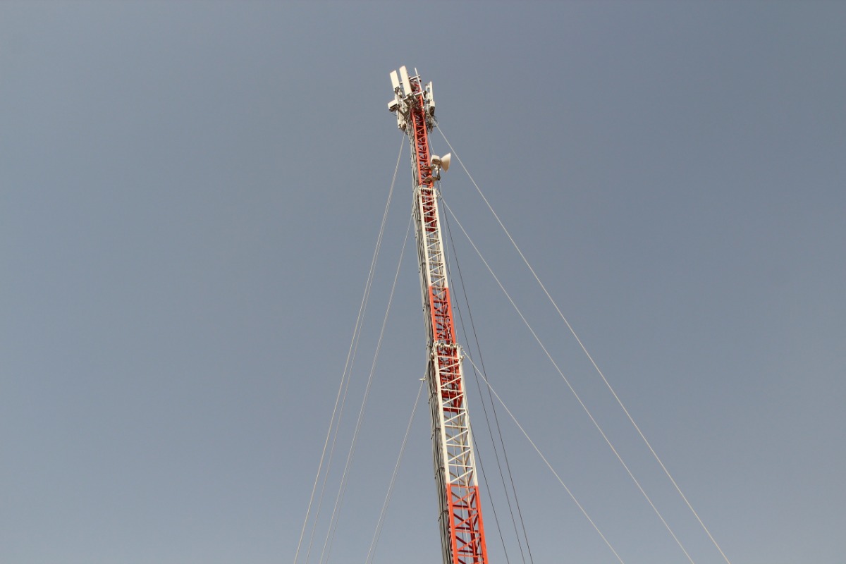 телекоммуникационная башня с оттяжками