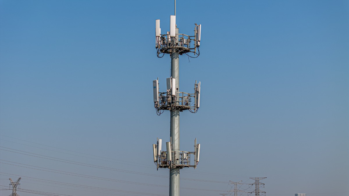 антенна и микроволновая вышка сотовой связи