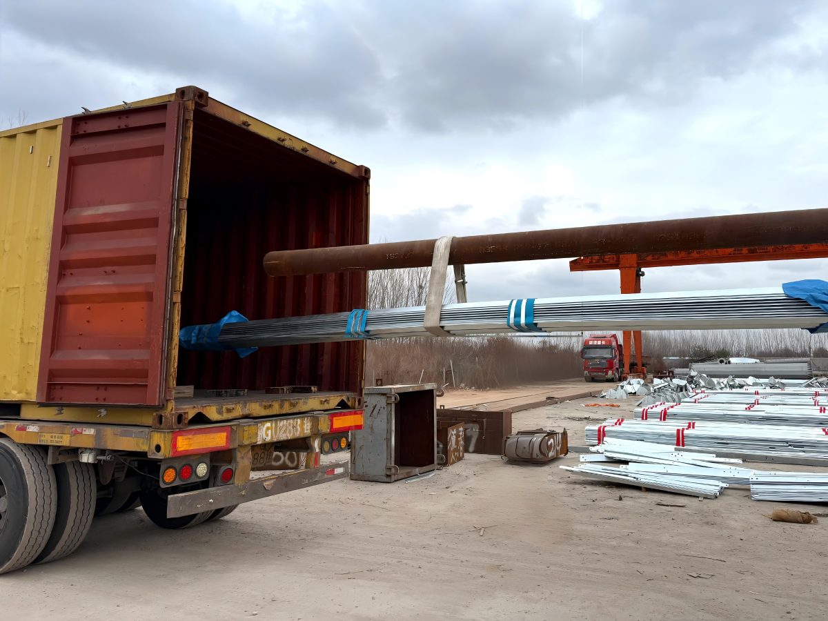 Angle Steel Tower, Base and Bolts Assembly Package and Shipment to Maldives