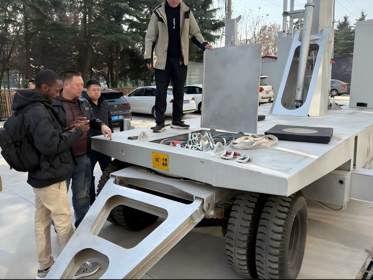 Клиент из Зимбабве. Посещение завода-1: Демонстрация производства и развертывания сотовых телефонов на колесах