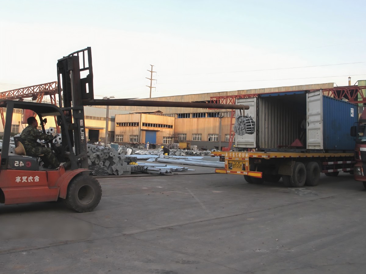 Комплект мачтовой телекоммуникационной решетчатой башни с оттяжками и доставка в Сьерра-Леоне.