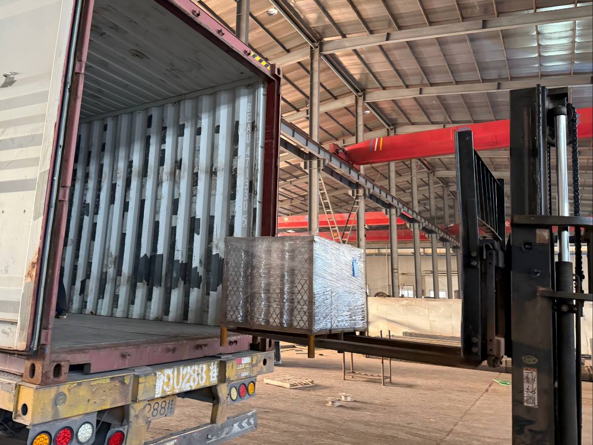 Новая партия компонентов телекоммуникационной башни упакована и отправлена в США