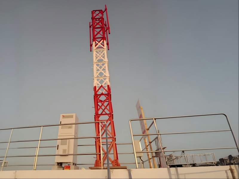 Шестиметровая башня на крыше на Мальдивах