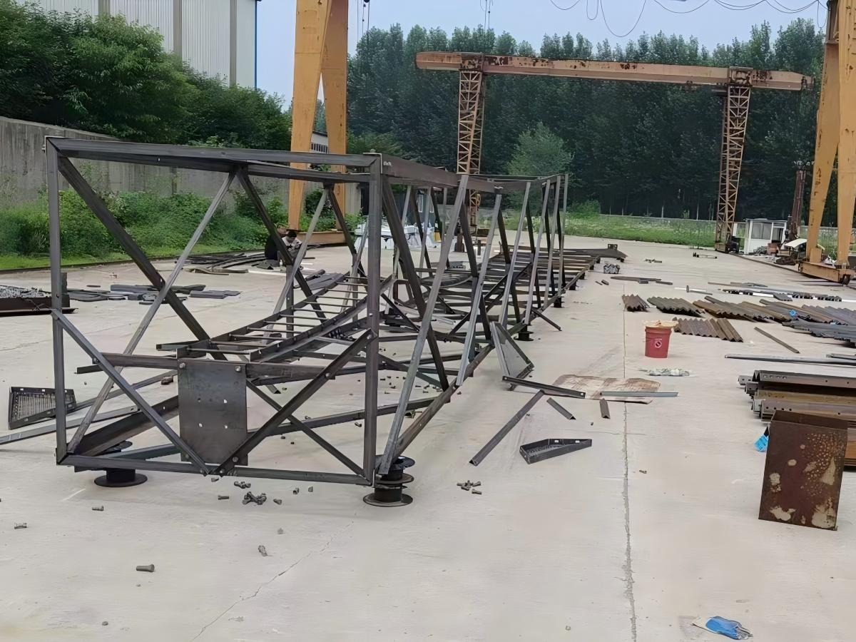 Пробная сборка 65-метровой 4-опорной угловой стальной телекоммуникационной башни