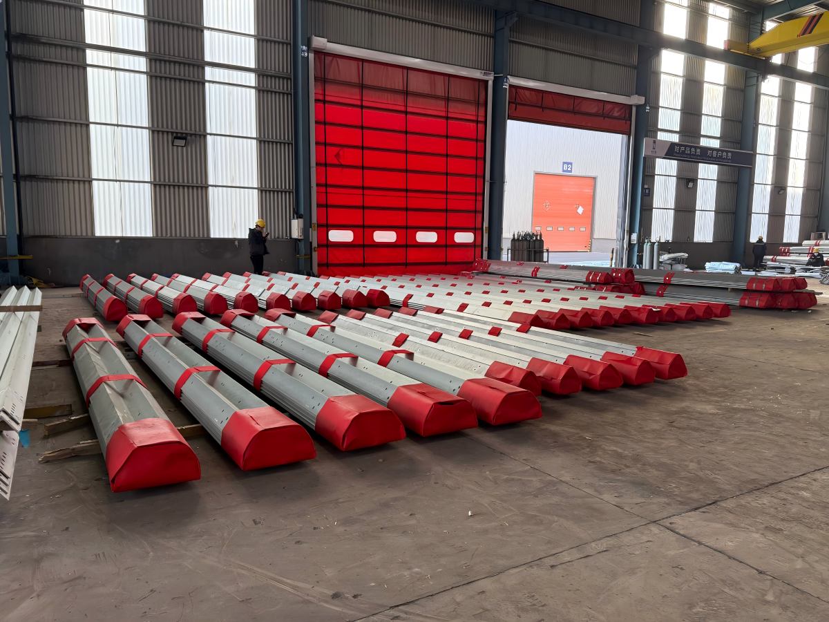 60M, 80M, 100M, 120M Angle Steel Tower with Accessories Packaging before Shipment